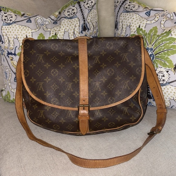 Louis Vuitton Guaranteed Authentic Monogram Saumur 35 Messenger Bag - Picture 10 of 17